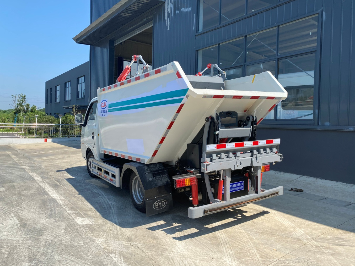 3.5方比亞迪T4純電動自裝卸式垃圾車圖片5