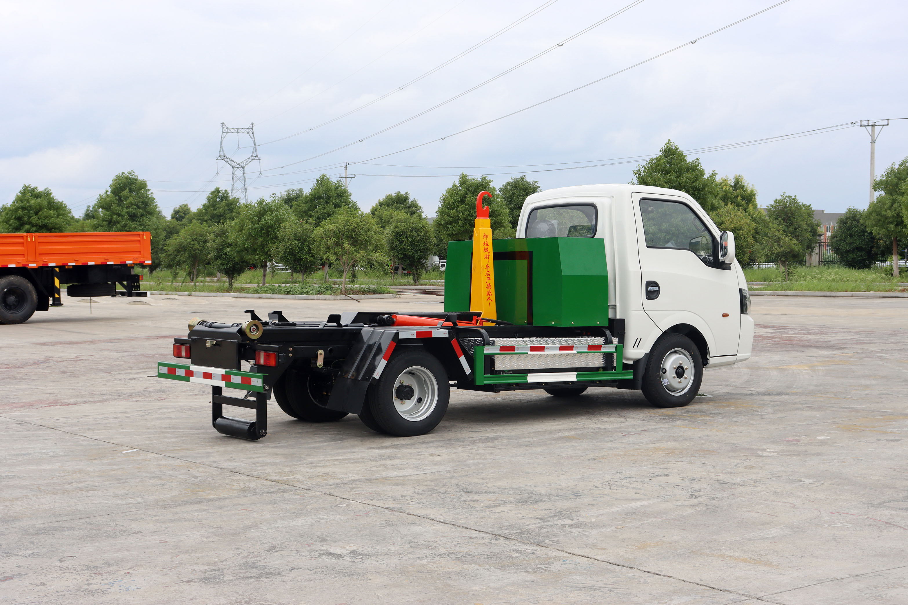 2.5方東風(fēng)華神純電動(dòng)車廂可卸式垃圾車圖片4